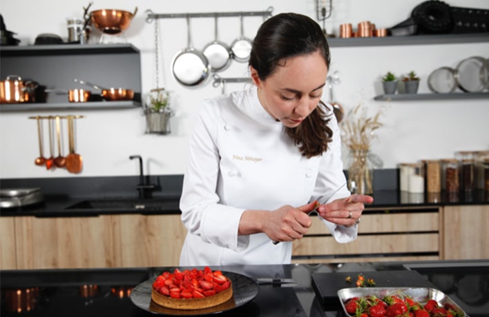 Nina Métayer en train de créer une recette de tarte aux fraises