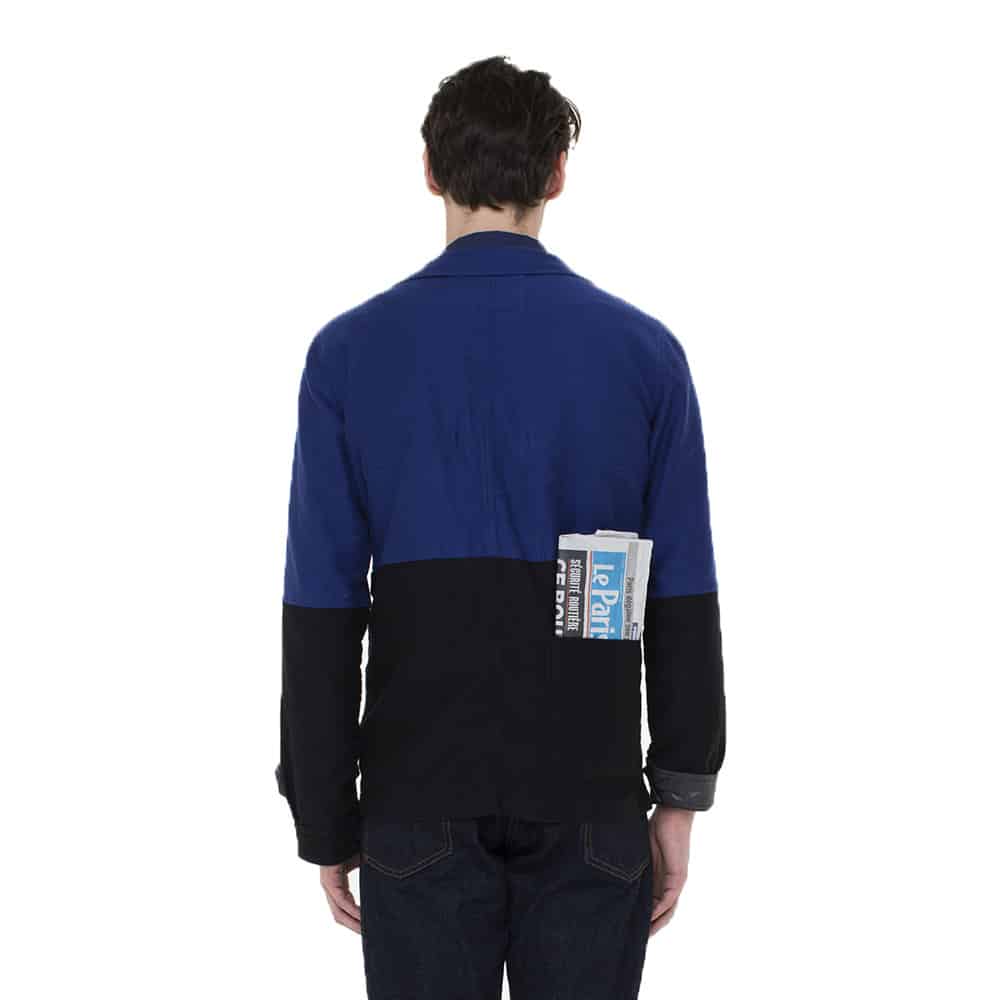Rückenmodel mit der zweifarbigen Samit-Jacke aus der Lafont x Louis-Marie de Castelbajac Kollektion